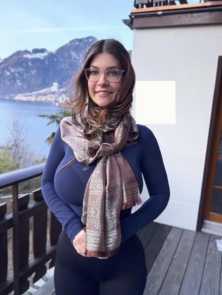 That scarf isn t hiding anything