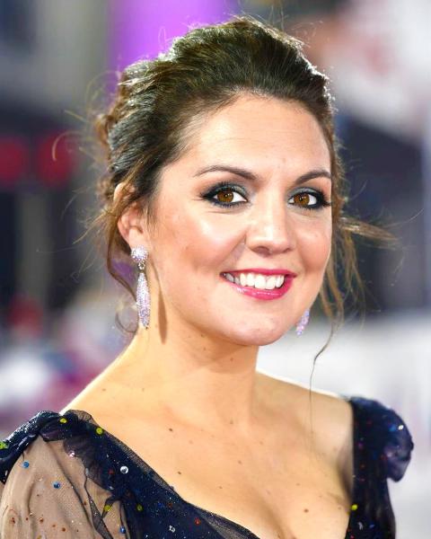 Laura Tobin. er NZ 7 a : BR ES CE . EA o