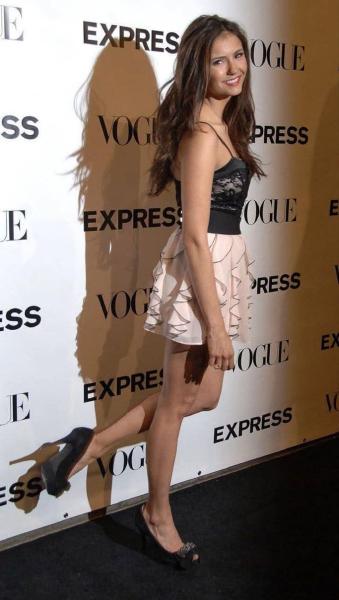 Nina Dobrev looking leggy and beautiful. LU ExeresfPN EEA 4 SS Na LE 4