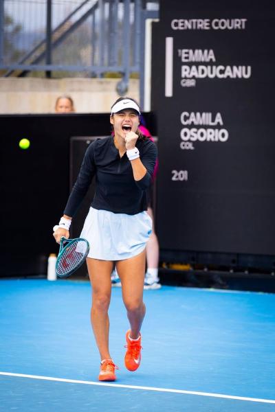 Emma Raducanu shows her tanned legs LAR 7, Ban rg Cm i RADUCANU Ei oR