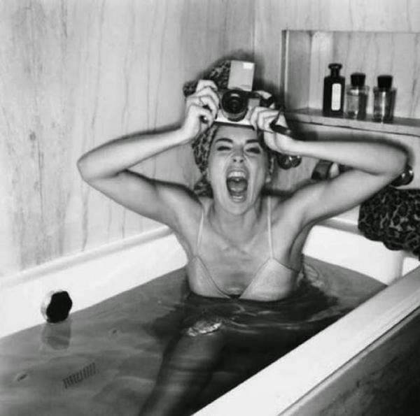 Sharon Stone i y 4 Eg; N - A 53 i Lip ho rv N