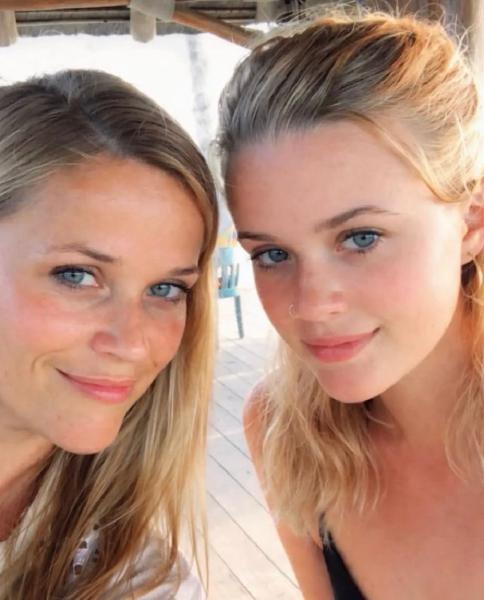 Reese Witherspoon and Elizabeth Phillippe y d Fz Z am N R on - SW _