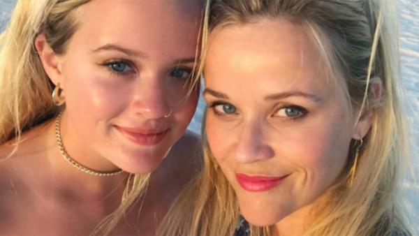 Reese Witherspoon and Elizabeth Phillippe 5 E Nd En fe h BE oN : ; 1 RE. i