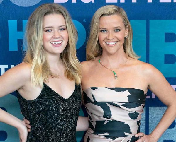 Reese Witherspoon and Elizabeth Phillippe Fr N 7 3 A r 8 it CNN WR ER