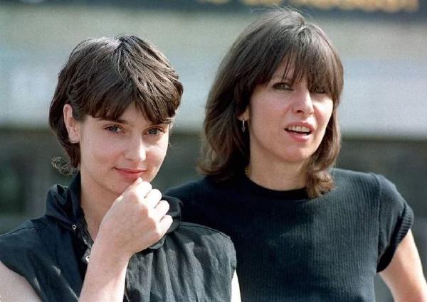 Sinéad O Connor and Chrissie Hynde ER es aaa r JO TN Blac EN - 4 bh