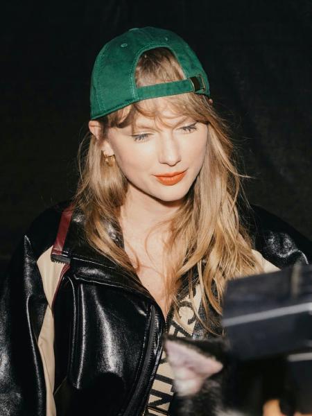 . FS N Lo U4 4 BE , Ss . Ne i