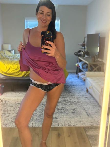 Can an average 46yo mom get you to stop scrolling? 1 Ni 8 f wy 3 Ss ONS . aS