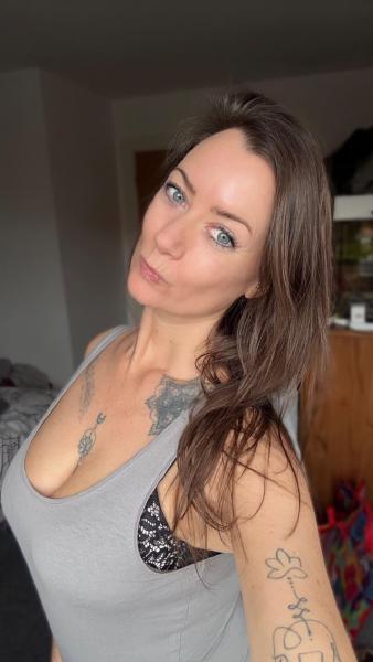 I m 42 mommy of 2.. still a yes? a i h - a JC EE il y ve. Wn L 74 3
